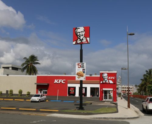 Analiza deciziei KFC vs. HFC: Implicații și sfaturi pentru alegerea mărcii în industria alimentară.